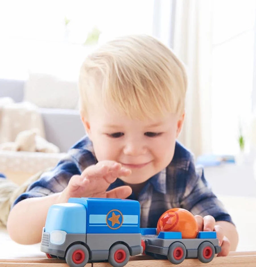 HABA Vrachtwagen met aanhangwagen op batterijen Kullerbü - extra productfoto