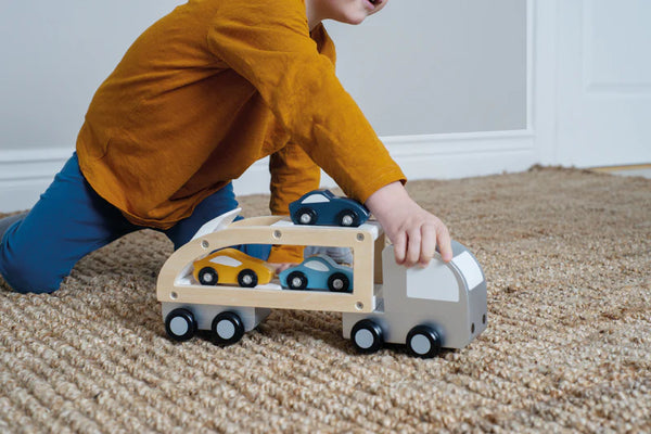 Houten trailer met sportauto's